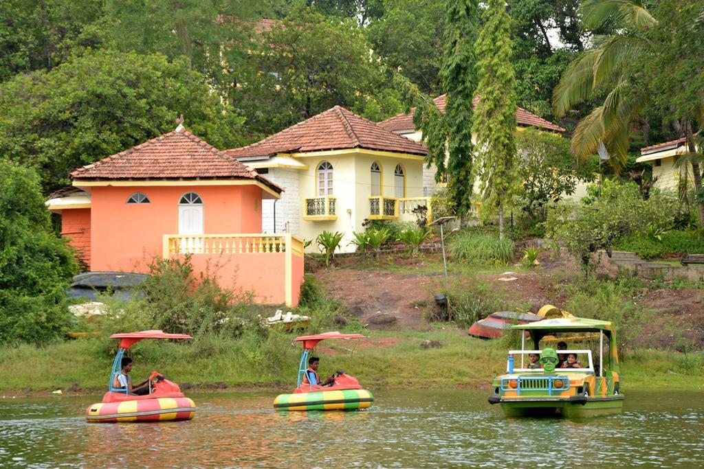 Mayem Lakeview Hotel Goa ภายนอก รูปภาพ