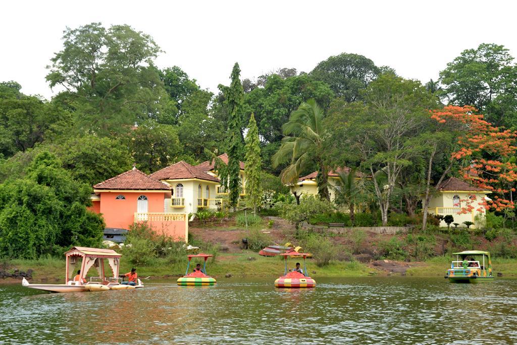Mayem Lakeview Hotel Goa ภายนอก รูปภาพ