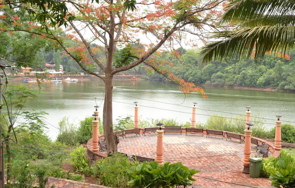 Mayem Lakeview Hotel Goa ภายนอก รูปภาพ