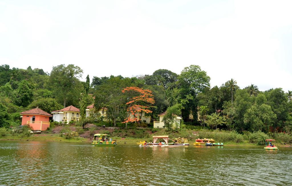 Mayem Lakeview Hotel Goa ภายนอก รูปภาพ