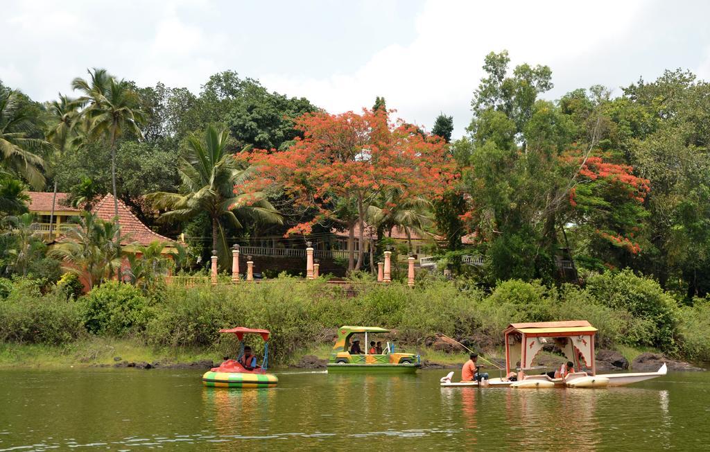 Mayem Lakeview Hotel Goa ภายนอก รูปภาพ