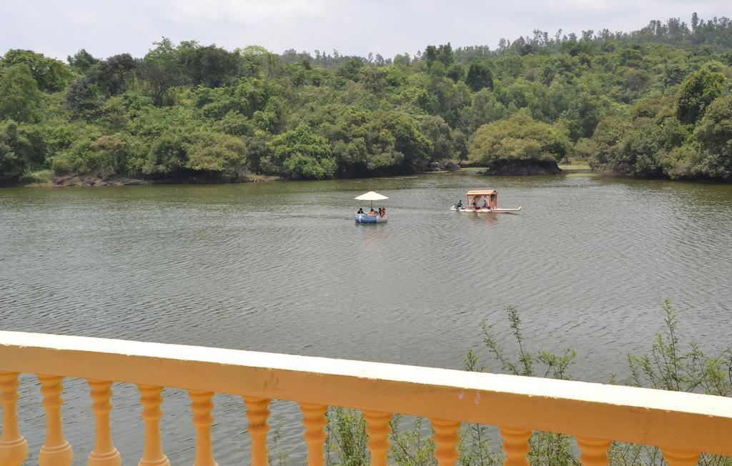 Mayem Lakeview Hotel Goa ภายนอก รูปภาพ