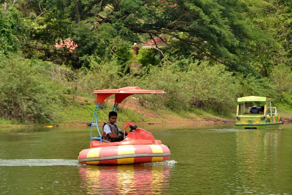 Mayem Lakeview Hotel Goa ภายนอก รูปภาพ